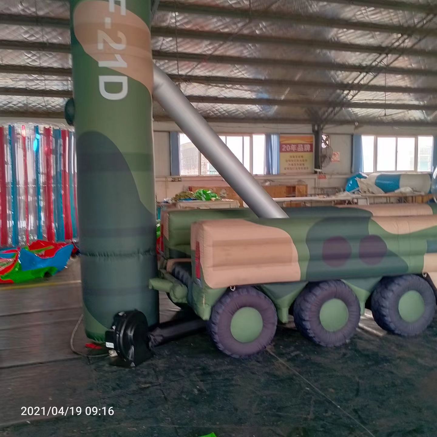 九台军事演习中的充气目标车辆：模拟发射车雷达车坦克飞机